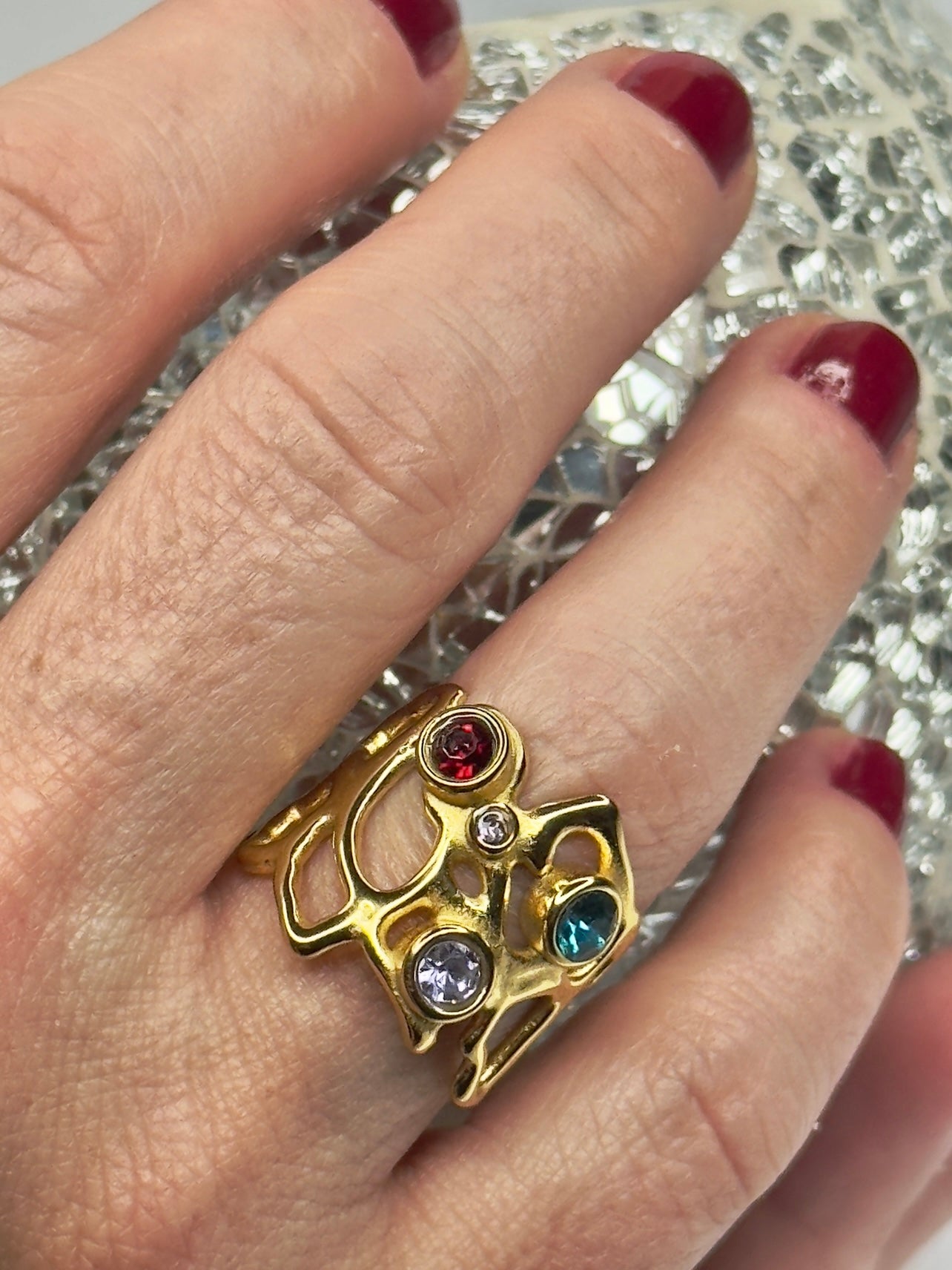 Anillo Cosmos dorado ajustable con estructura orgánica y cristales multicolor