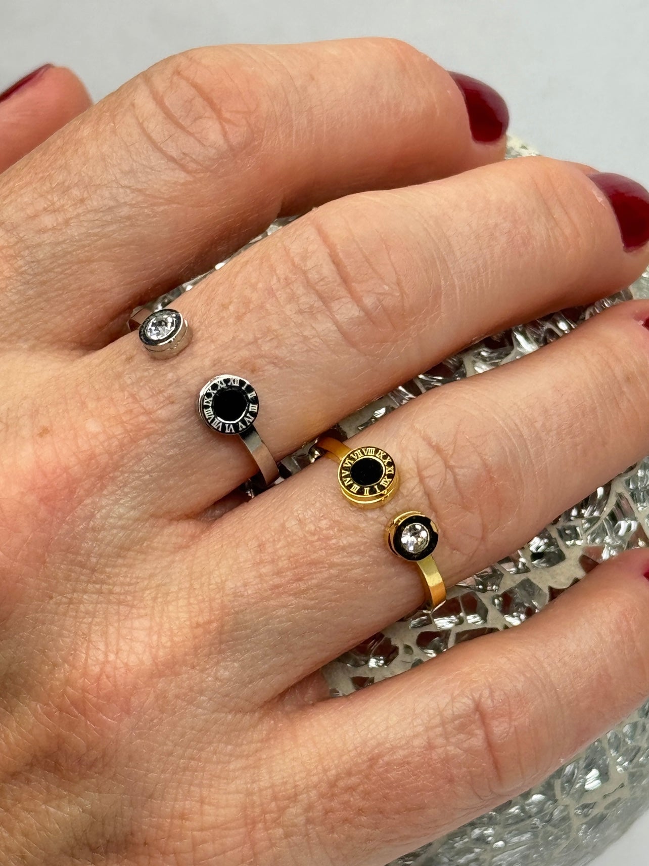 Anillo Roma Duo dorado ajustable con circonita y disco negro con números romanos