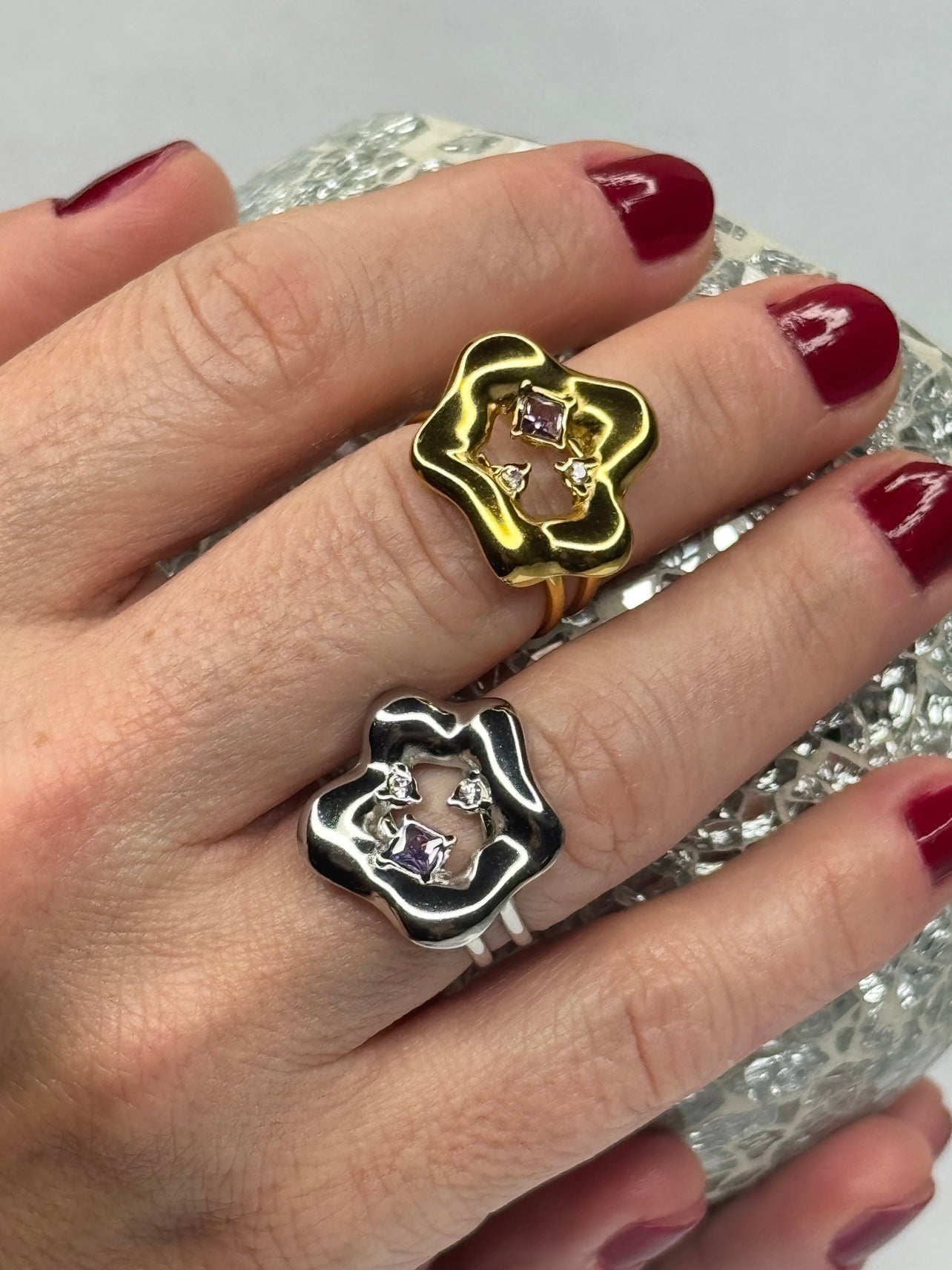 Anillo Iris dorado ajustable con flor ondulada y circonita amatista