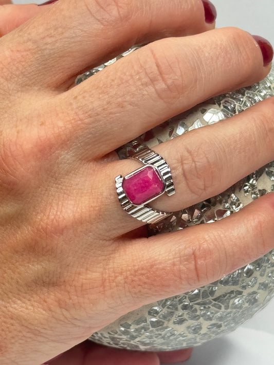 Anillo Atenea medallón dorado ajustable en mano con relieve trenzado