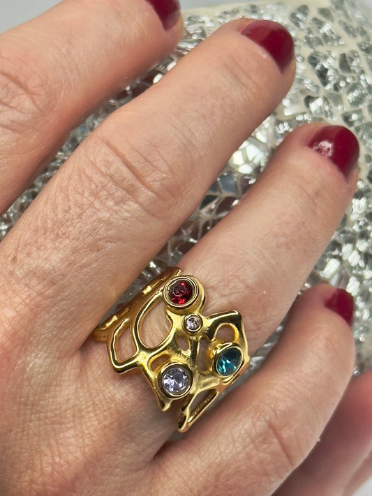 Anillo Cosmos dorado ajustable con estructura orgánica y cristales multicolor
