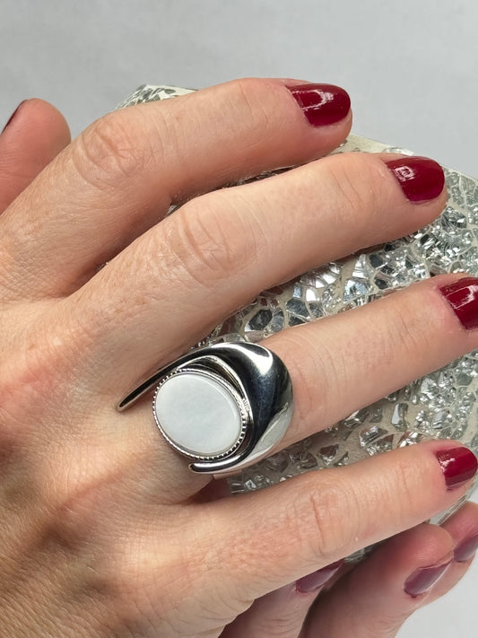 Anillo Eclipse Blanco plateado ajustable con cabujón oval efecto nácar