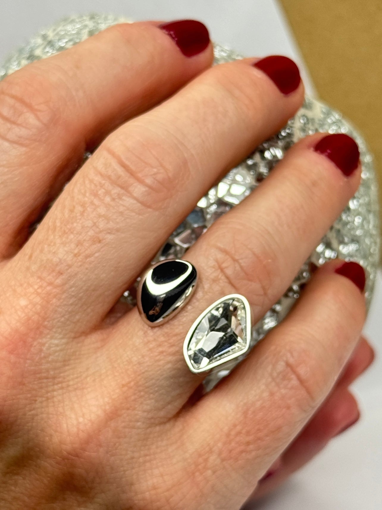 Anillo Dúo Gota plateado ajustable con esmalte negro y cristal facetado