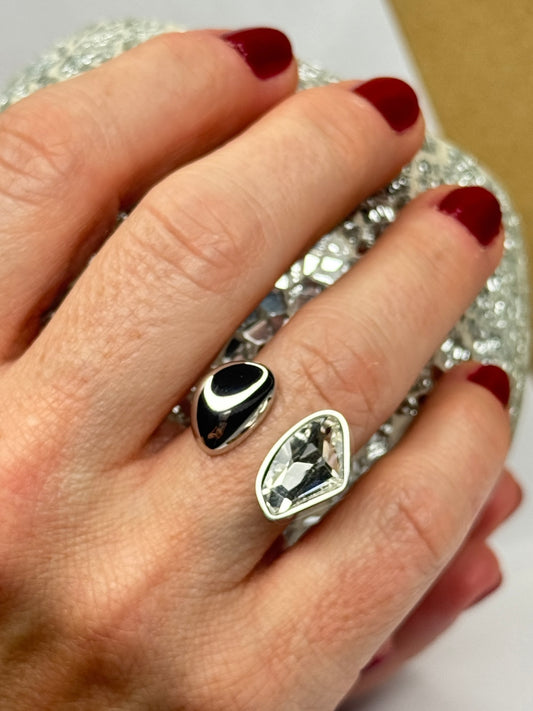 Anillo Dúo Gota plateado ajustable con esmalte negro y cristal facetado