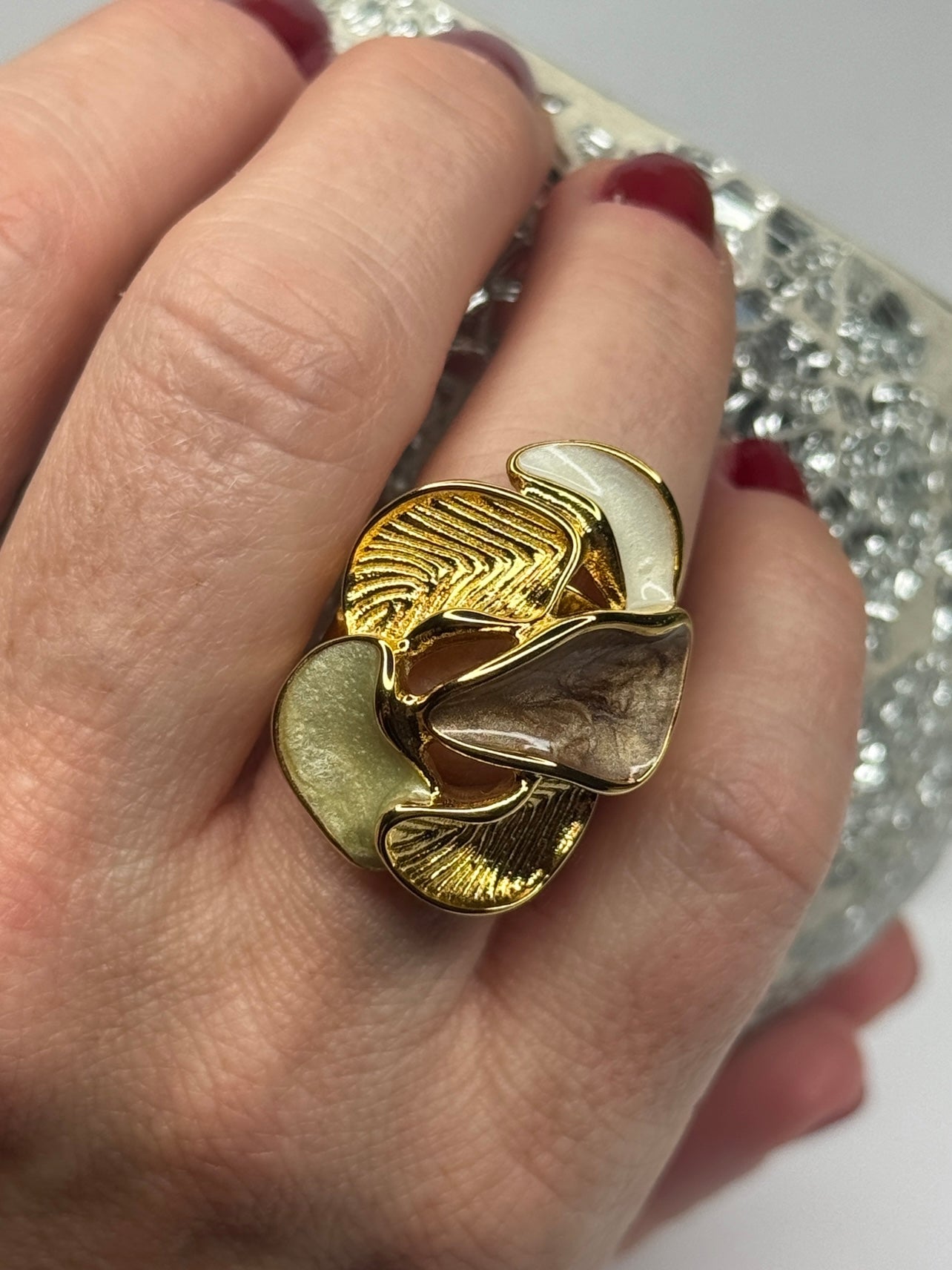 Anillo Duna Nácar dorado ajustable con texturas y esmaltes marfil y arena