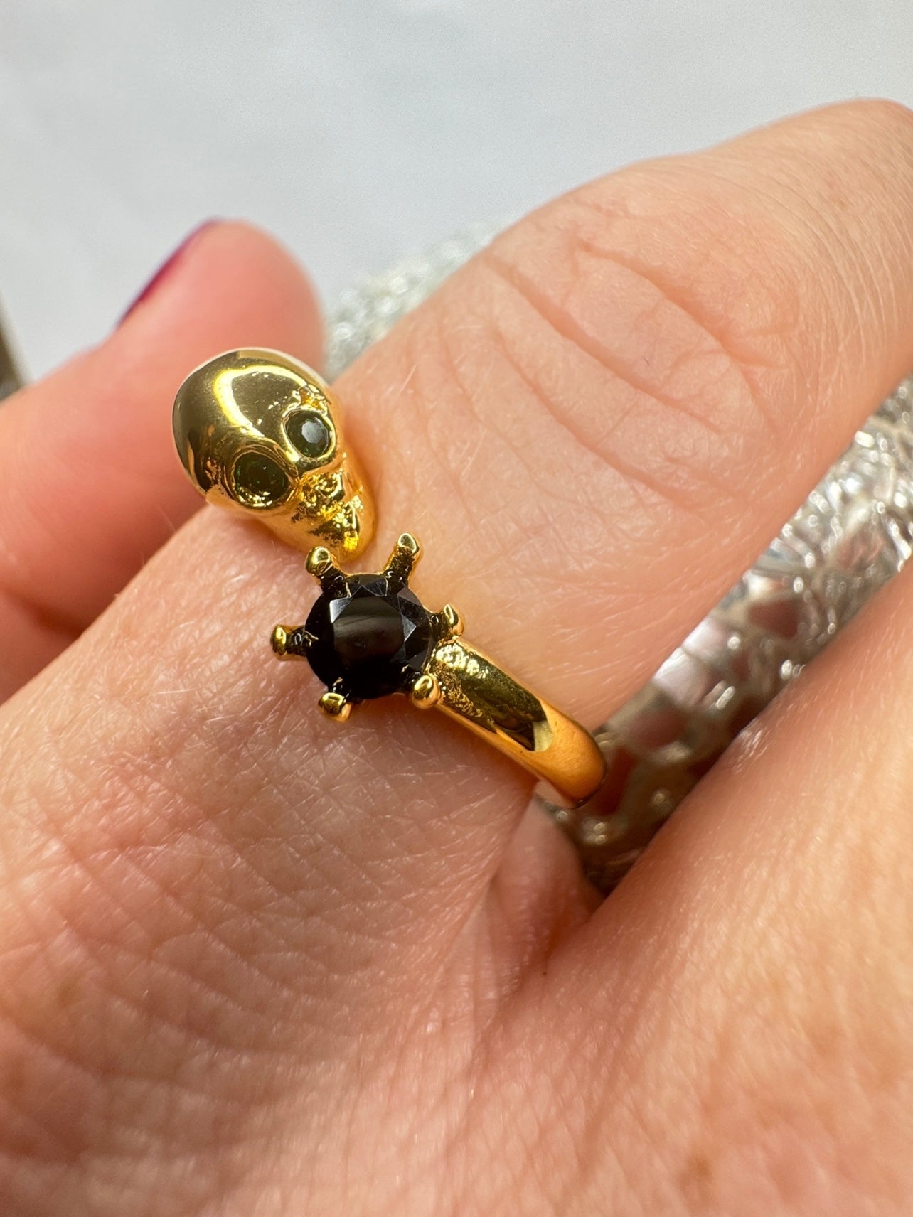 Anillo Skull Noir dorado ajustable con calavera y circonita negra en garras