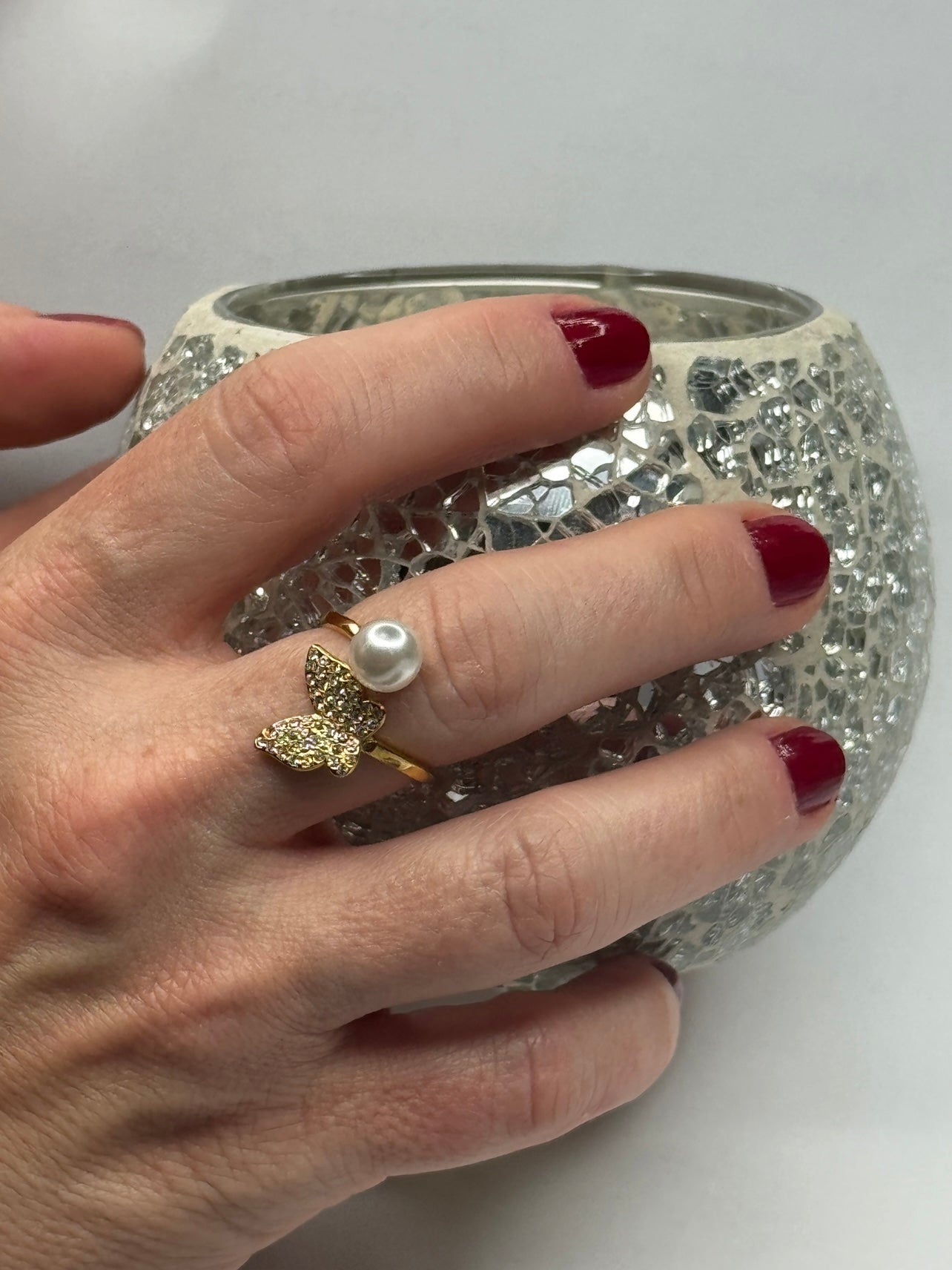 anillo-mariposa-perla-dorado-en-mano.jpg