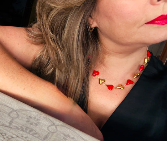 Collar Corazones Pop con corazones rojos esmaltados y dorados, largo ajustable