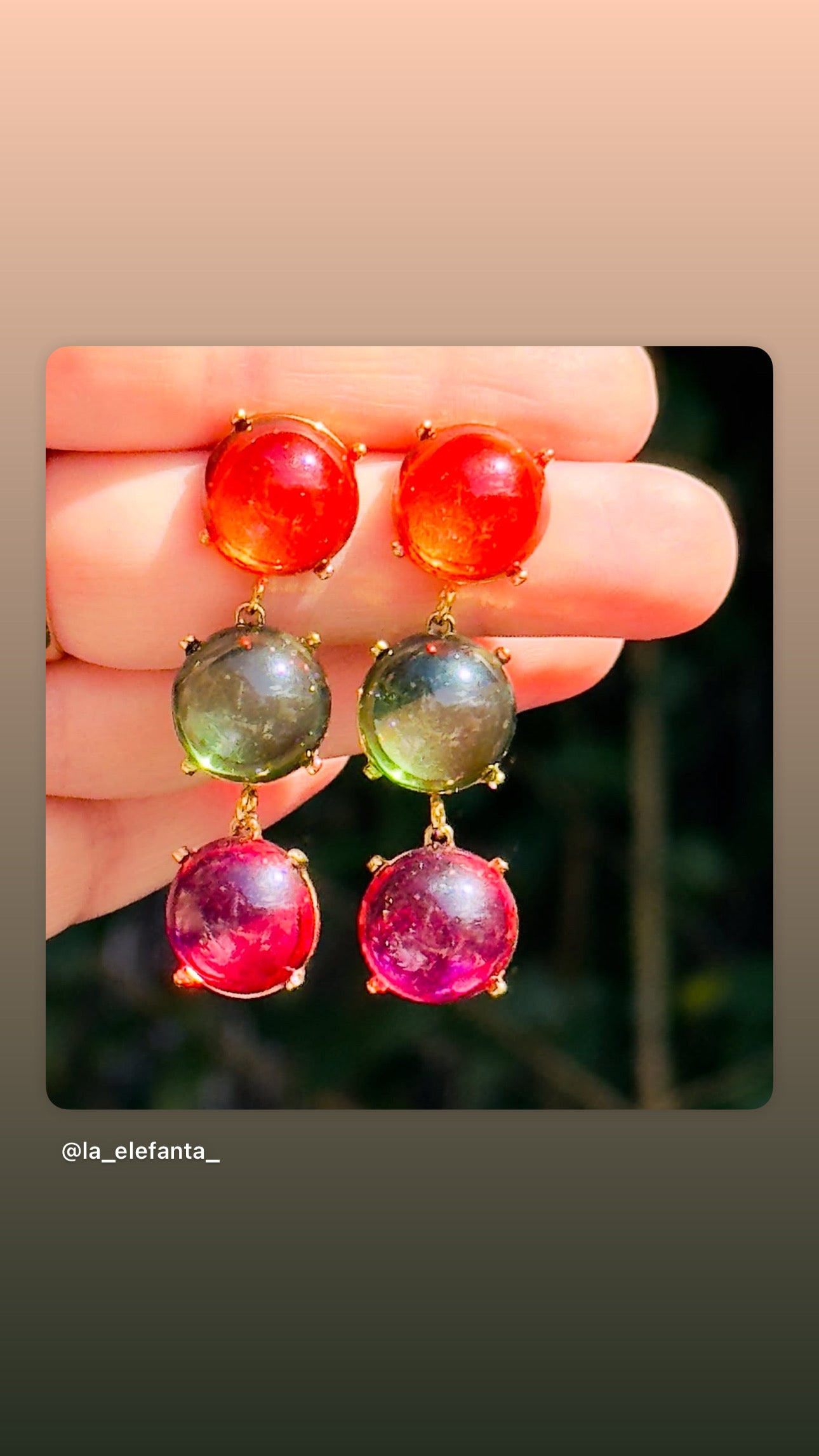 Pendientes Candy multicolor en dorado con tres cabujones rojo, verde y fucsia